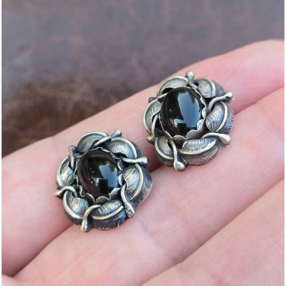 Ellen Myrtle Signed Navajo Black Onyx Earrings Leaf or Feather Handmade Vintage - Picture 3 of 7